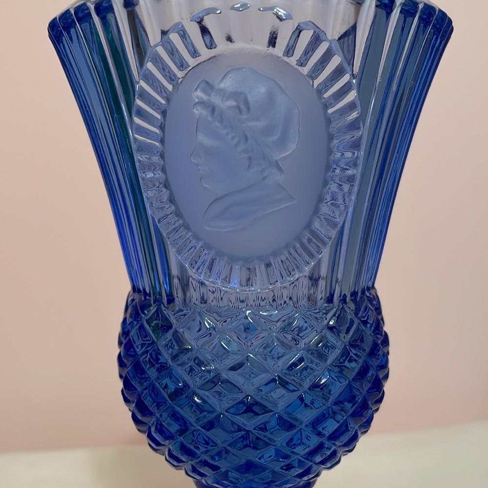Vintage 1970s Fustoria Blue Glass Avon Goblet - Picture 4 of 4